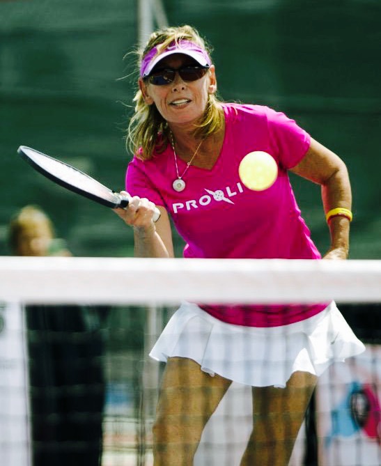 Ảnh minh họa Gigi LeMaster đang chơi Pickleball