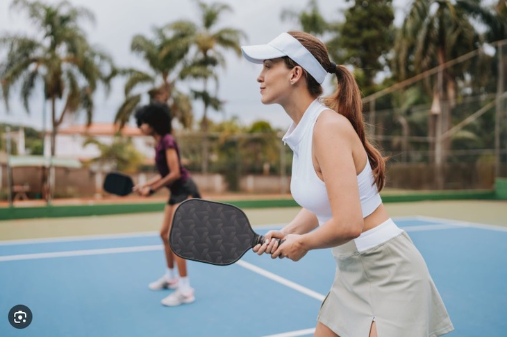 Người chơi pickleball đang tận hưởng trận đấu.