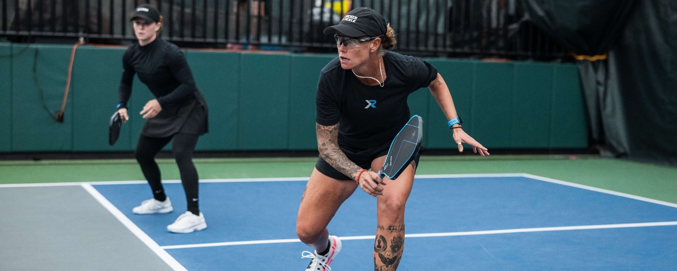 Ảnh Tina Pisnik với vợt Pickleball