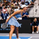 Bị cưa đôi vợt giữa trận vì nghi ngờ gian lận, tay vợt top 2 thế giới vẫn tạo nên chiến thắng khó tin