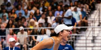 Bị cưa đôi vợt giữa trận vì nghi ngờ gian lận, tay vợt top 2 thế giới vẫn tạo nên chiến thắng khó tin