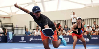 Vì sao người chơi Pickleball hay nhìn vào vợt sau mỗi cú đánh hỏng?