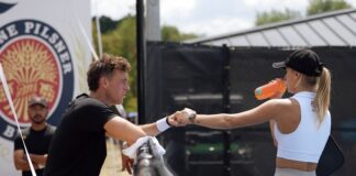 Tình Yêu Sân Bóng: Chàng Pickleball Vượt Bệnh Hiểm, Cầu Hôn Nàng Giữa Tâm Bão!